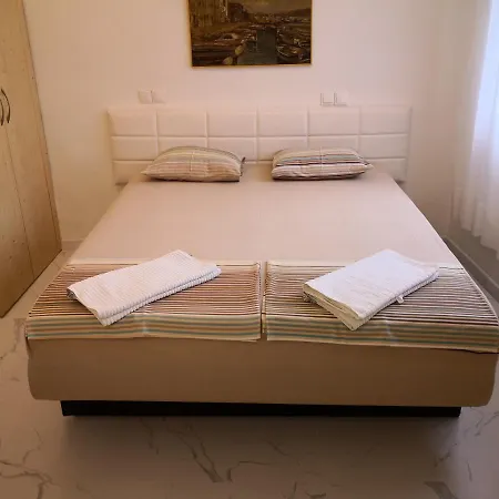 City Center Garden Apartment *