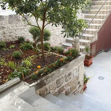 City Center Garden Apartment *