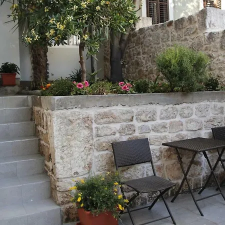 City Center Garden Apartment