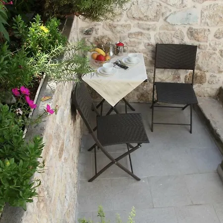 City Center Garden Apartment *
