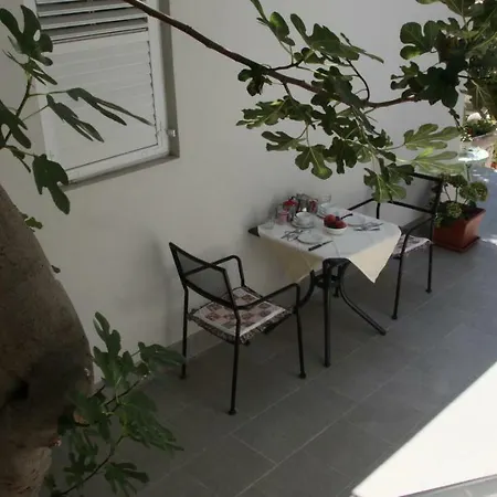 City Center Garden Apartment