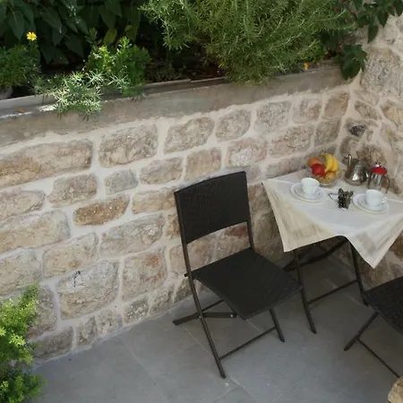 City Center Garden Apartment *